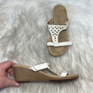 Vionic Maggie White Leather Triangle Studded Wedge Sandals Sz 6